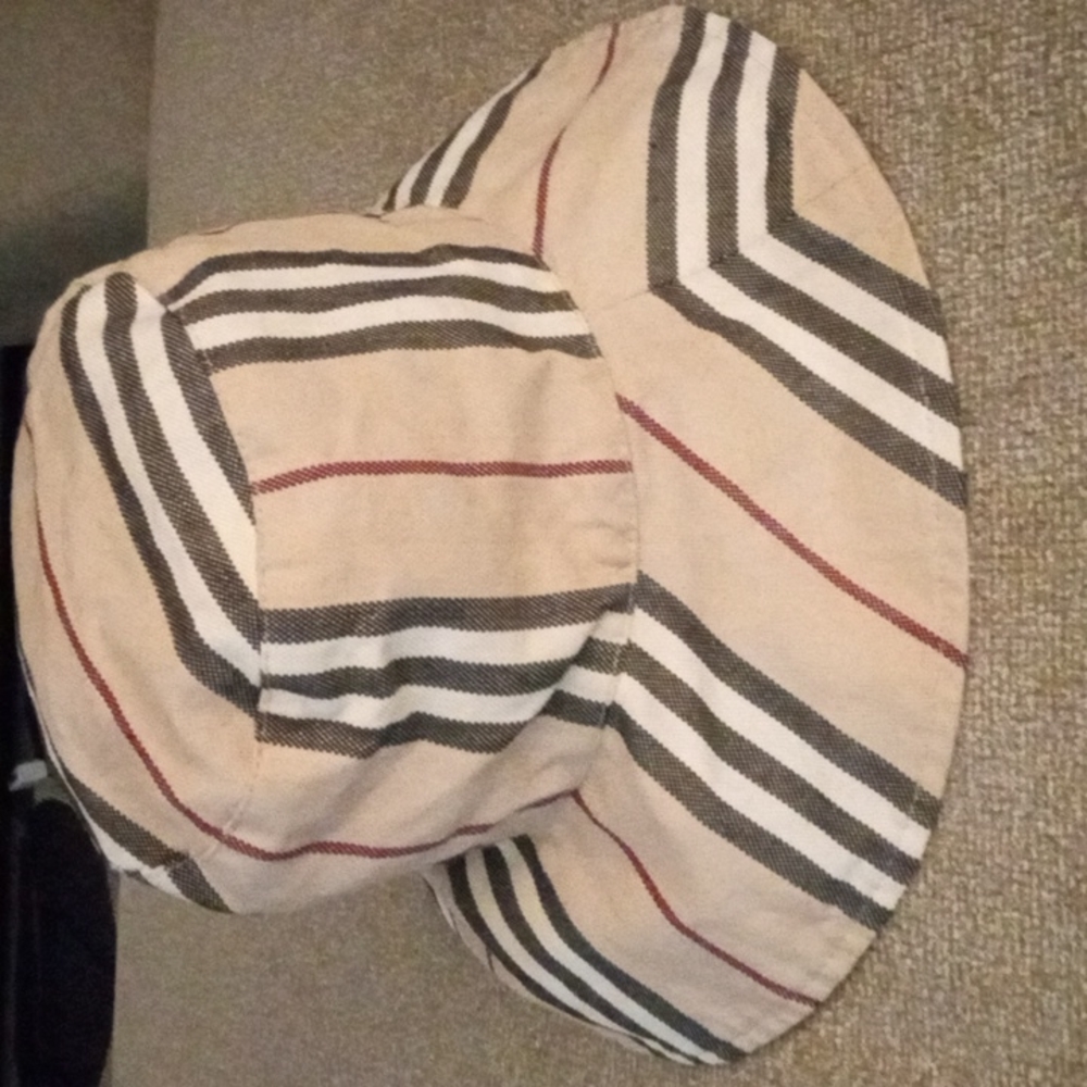 Burberry bucket hat😍🔥